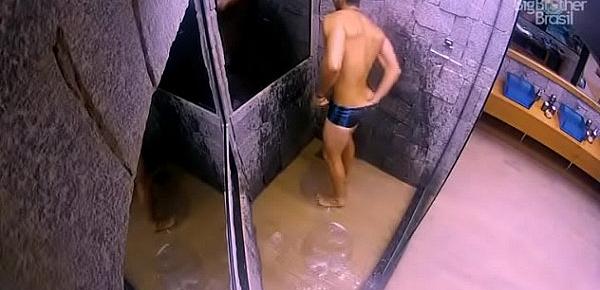  BBB18 - Lucas tomando banho e volume na cueca branca - Insta @musculoduroblog 